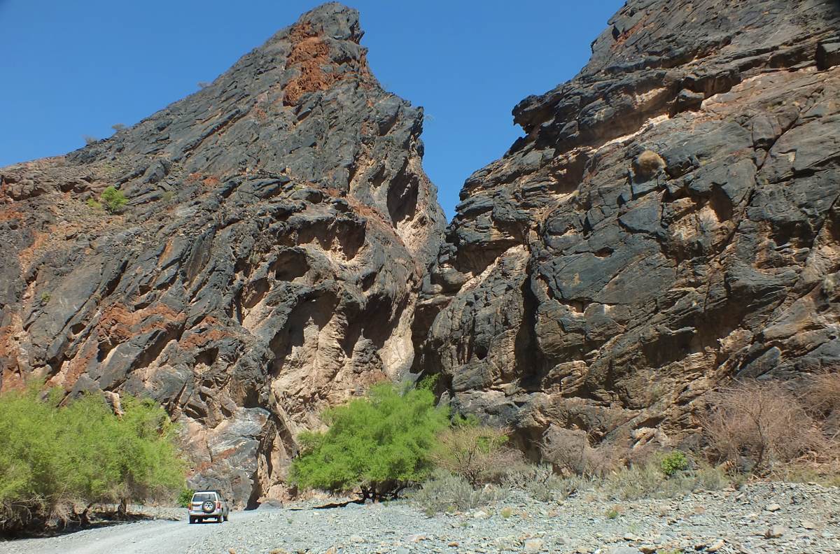 A Nissan Patrol makes it way towards a narrow gap on the Wadi Sahtan route